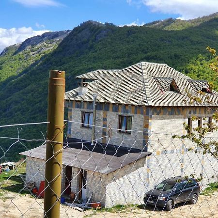 Bujtina E Tomorrit Hotel Ujanik Esterno foto