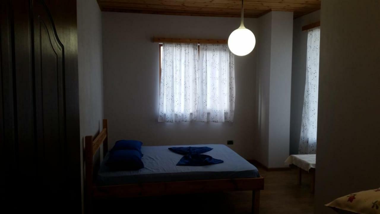 Bujtina E Tomorrit Hotel Ujanik Esterno foto