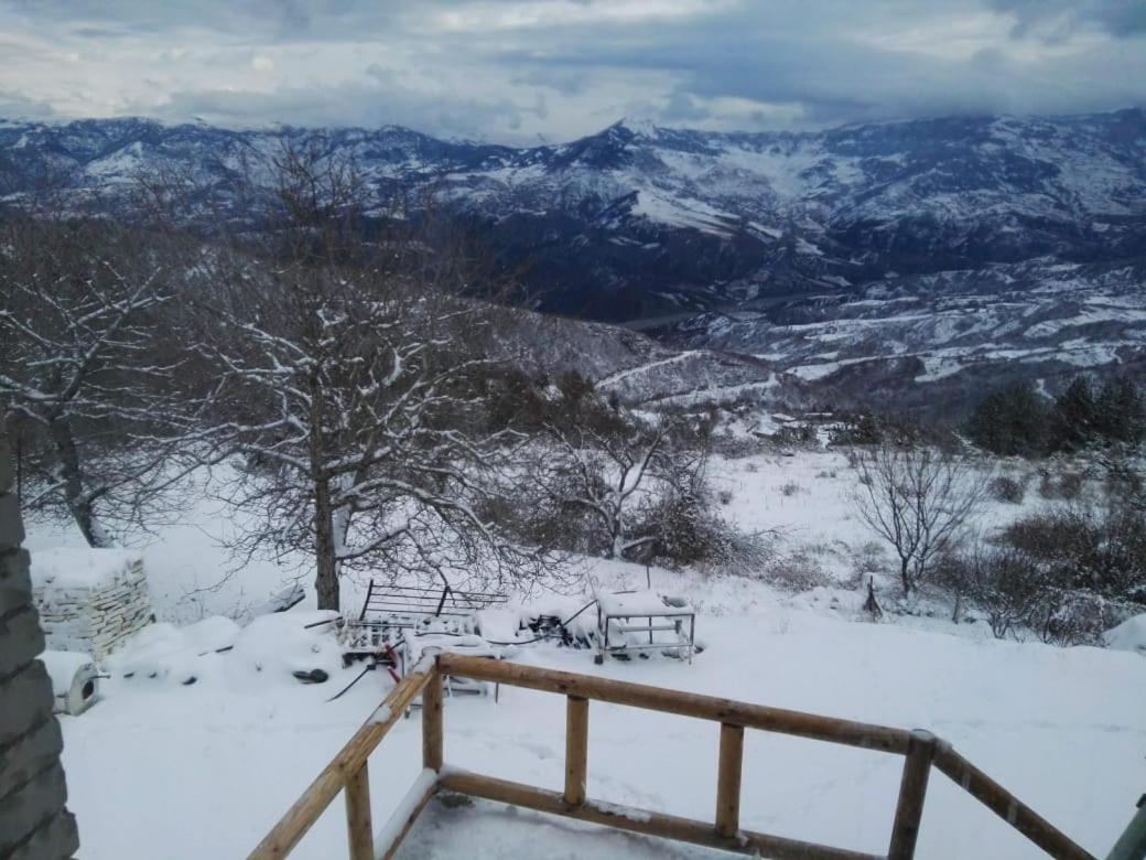 Bujtina E Tomorrit Hotel Ujanik Esterno foto
